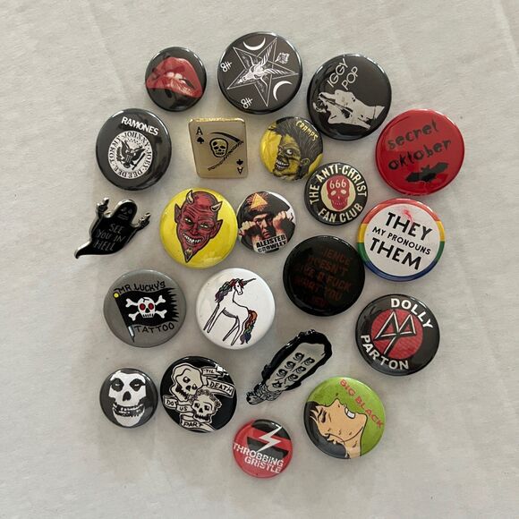 Lot of Punk and Goth Pins Misfits, Cramps, Ramones, Poe, Iggy Pop - Picture 1 of 1